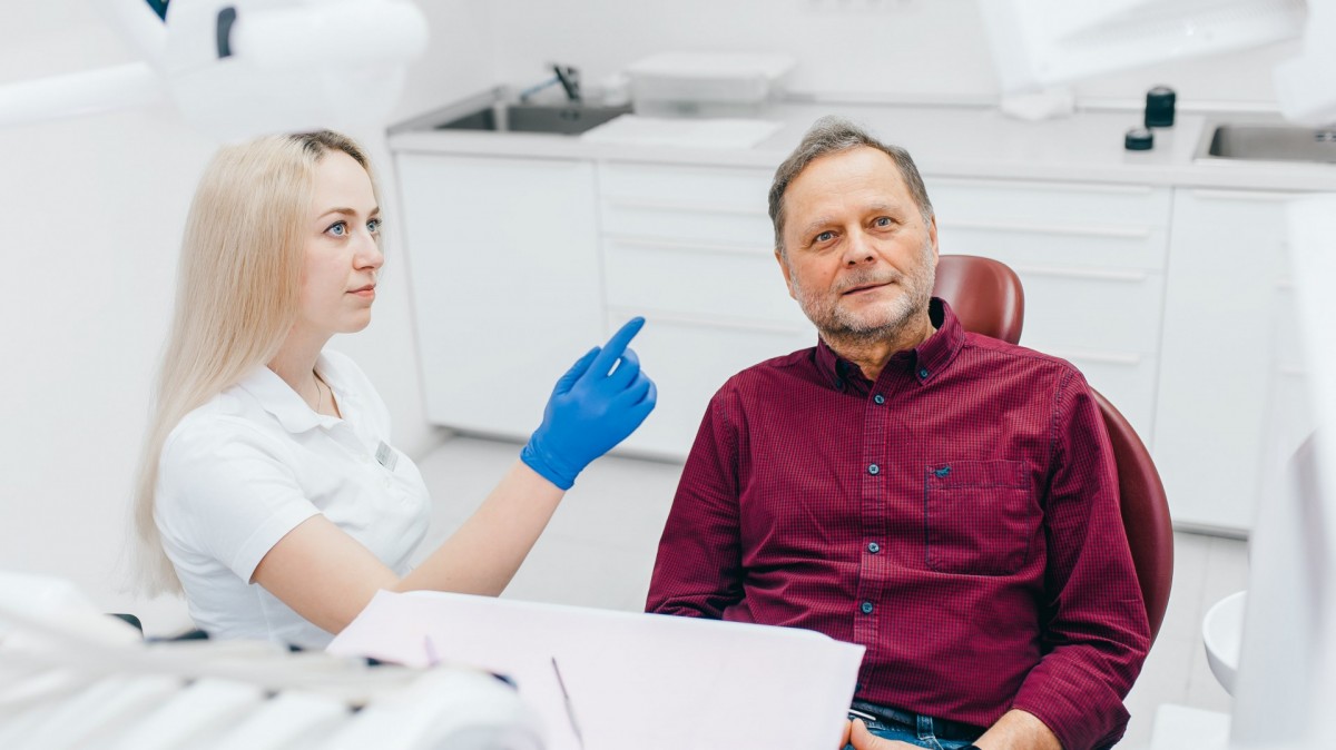 Stomatologická klinika Praha Magic Smile – dentální hygienistka s pacientem