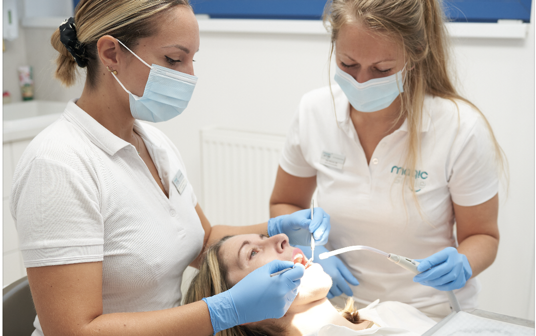 Stomatologie Magic Smile – Zubní ordinace Spořilov (Praha 4) - zubní lékařka, sestra a pacientka